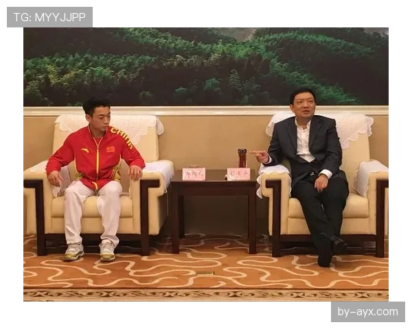 邹敬园家里摆满奖杯，邻居以为开了个小金库